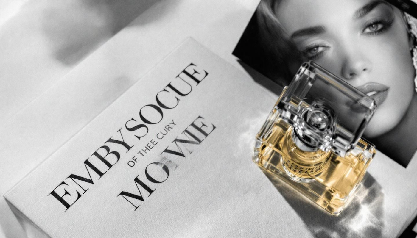 Comment un vêtement iconique inspire-t-il un parfum élégant ?